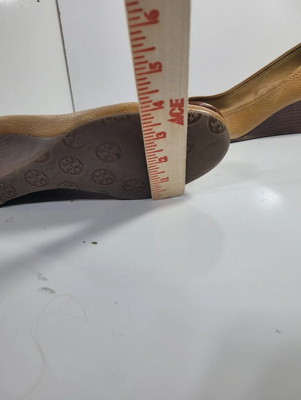 Tory Burch Sally Wedge Pumps Tan Pebbled Leather Women Size 9 M Flawed AS IS